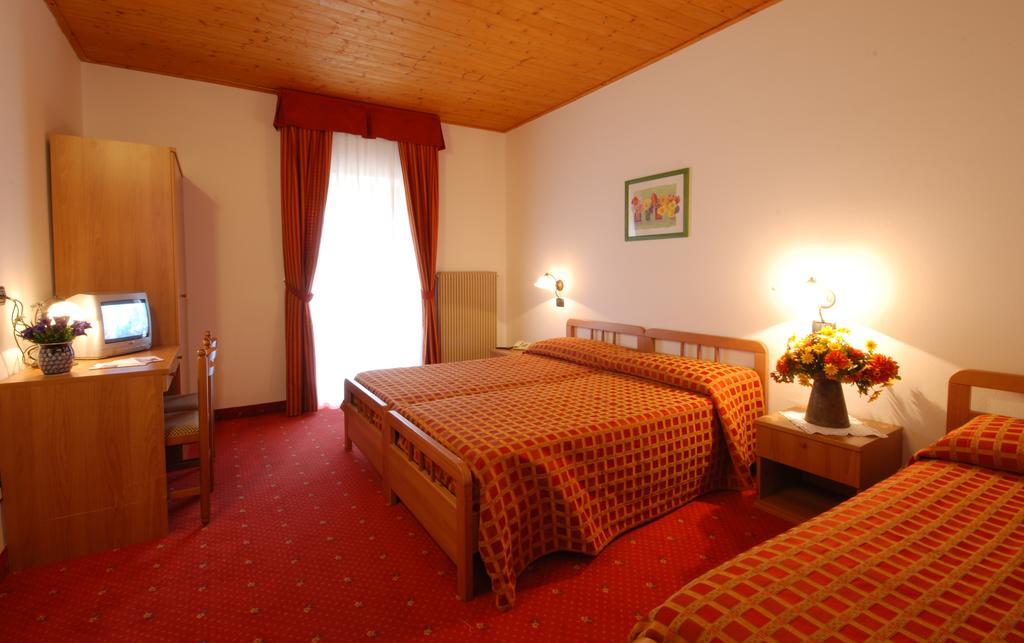 פאסו דל טונלה Hotel Adamello מראה חיצוני תמונה