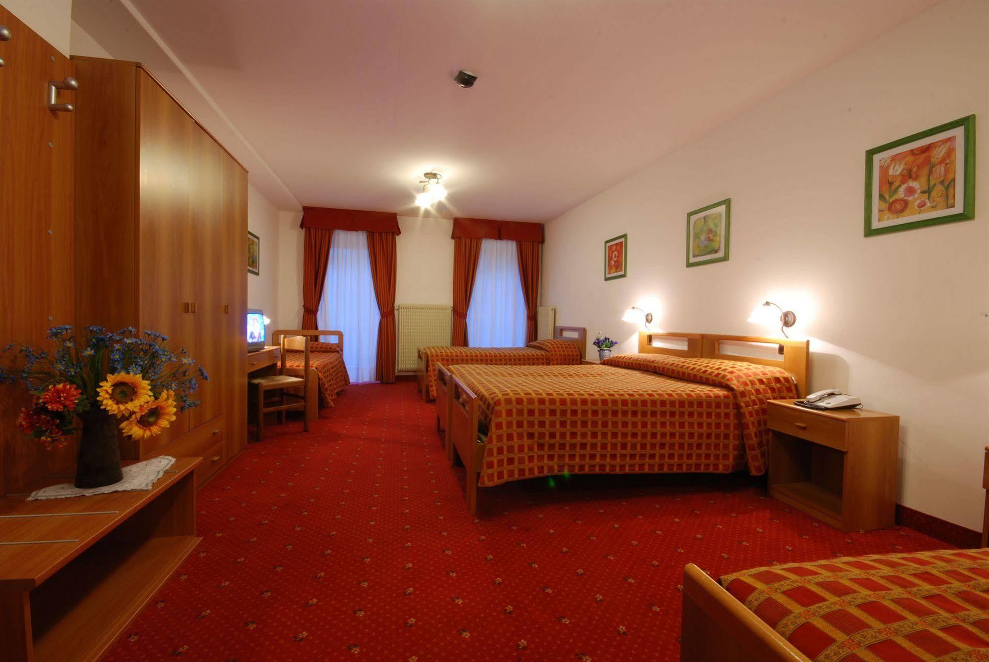 פאסו דל טונלה Hotel Adamello מראה חיצוני תמונה