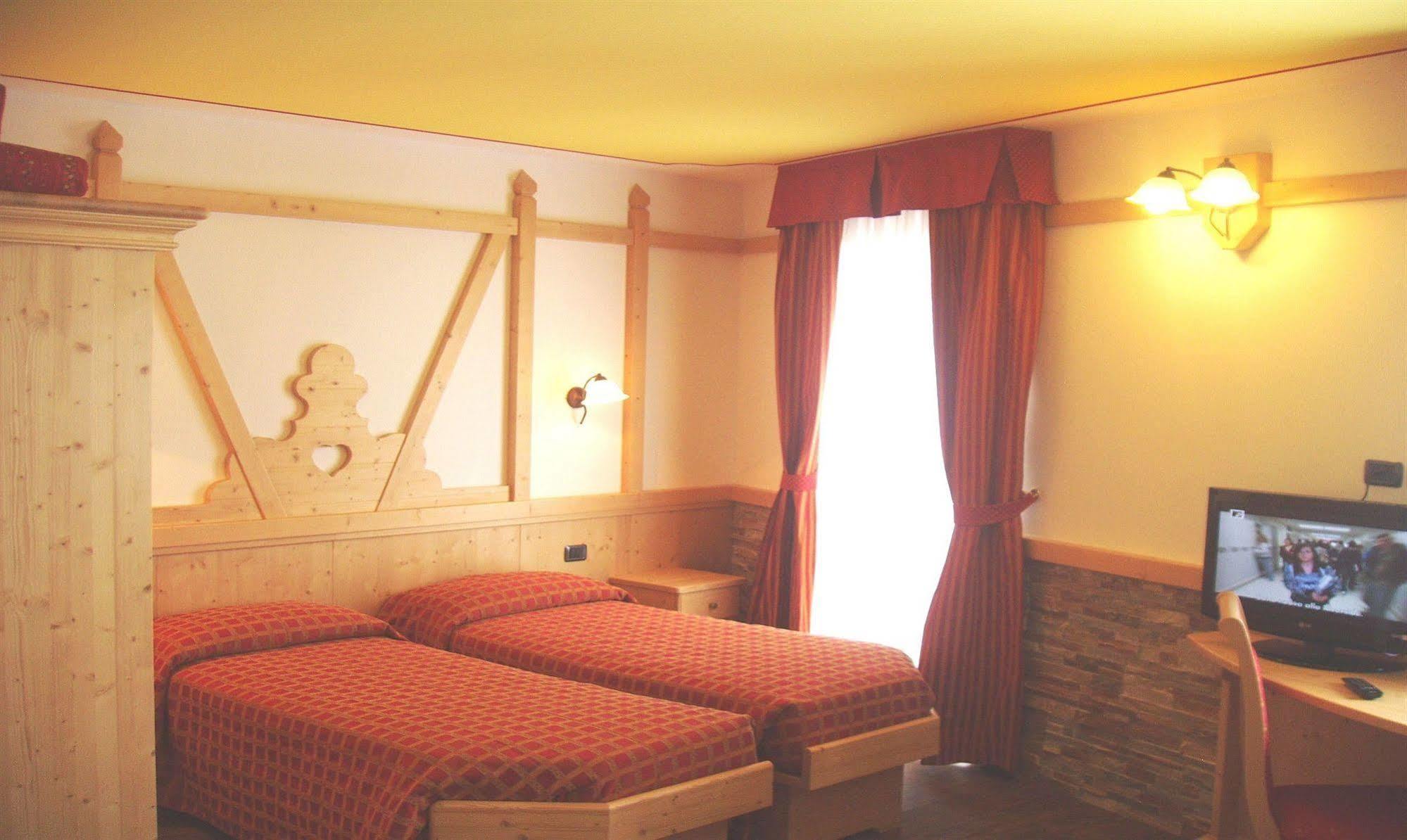 פאסו דל טונלה Hotel Adamello מראה חיצוני תמונה